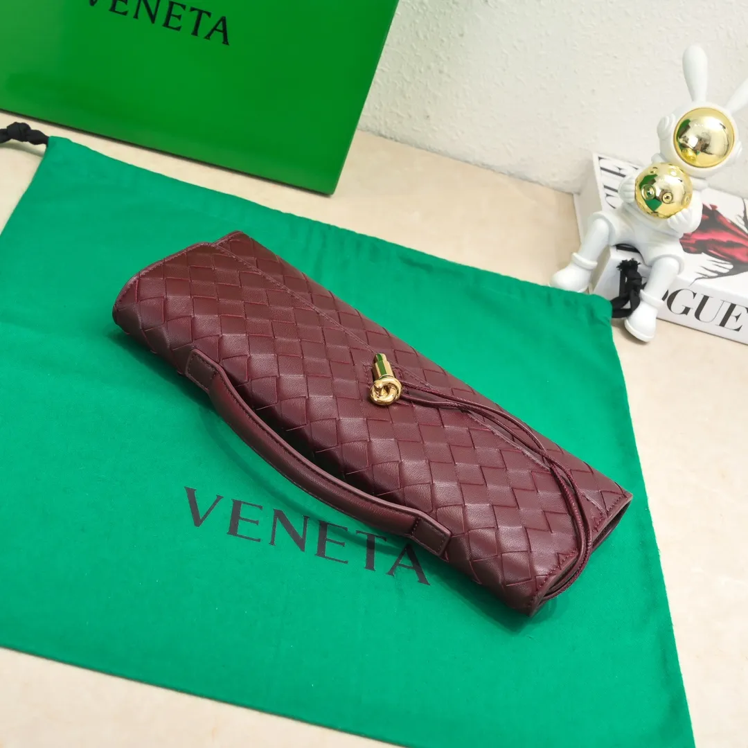 The batch of 1360 BV Andiamo evening handbags has been heavily planted again~ The designer aesthetics in the era of economic downturn are back. I fall in love with it at first sight and can't put it down. It's so beautiful and full of aura. The shape and texture are very competitive. It's light in weight and has sufficient capacity. It's a must-have for fashionistas. It's suitable for many occasions, minimalist, high-end and light luxury. Model No.: 741511 Size: 31*13*3cm
